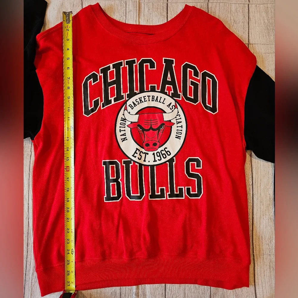NBA Women's Size XXL Chicago Bulls Logo Sweatshirt Red Black Soft Long Crewneck - Picture 8 of 8